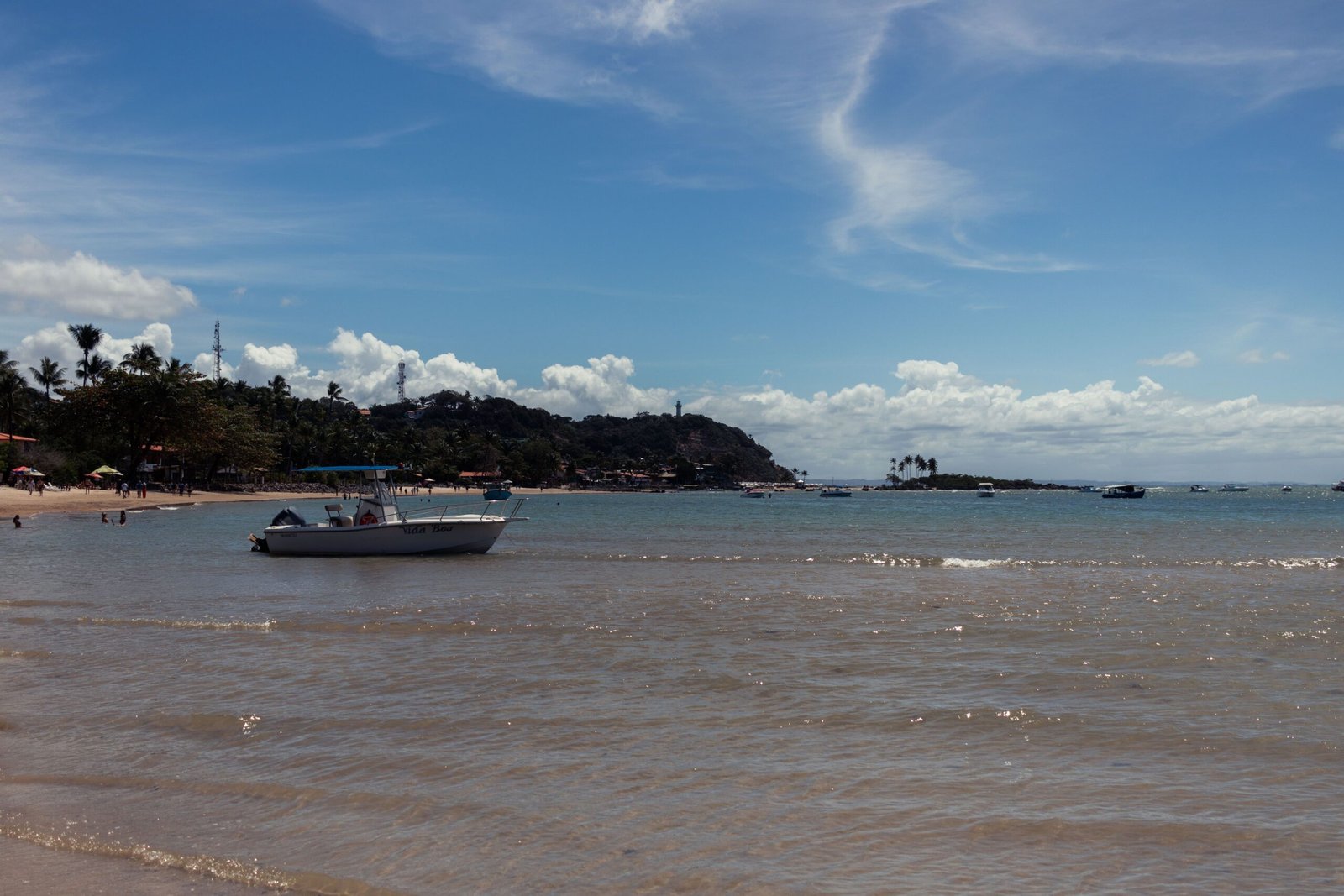 Barco chegando a destino turístico na Bahia